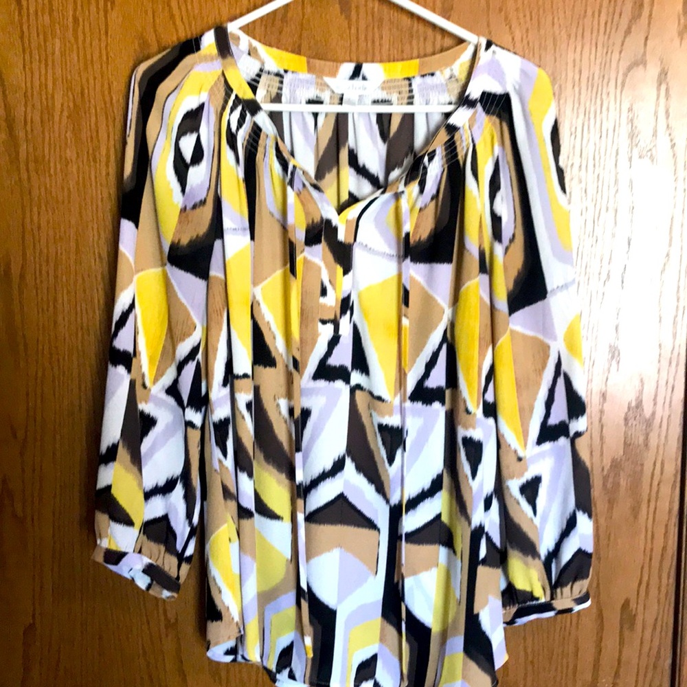 3/4 sleeve with adjustable buttons. Tie front